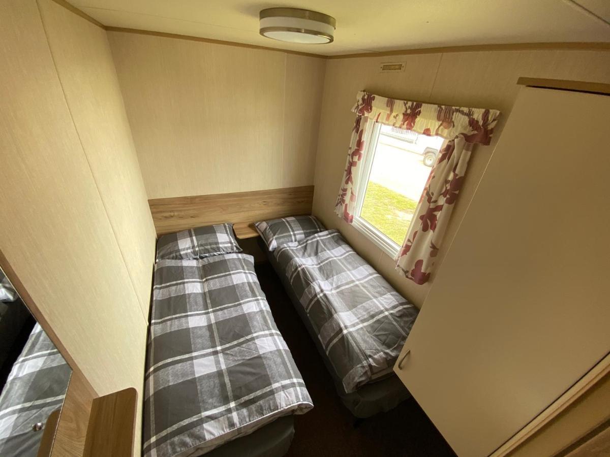 3 Bed 8 Berth Caravan In California Cliffs - M1 Great Yarmouth Kültér fotó